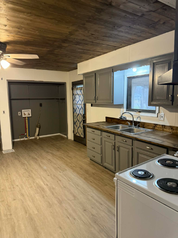 313 E 4th St - Photo 6 of 18