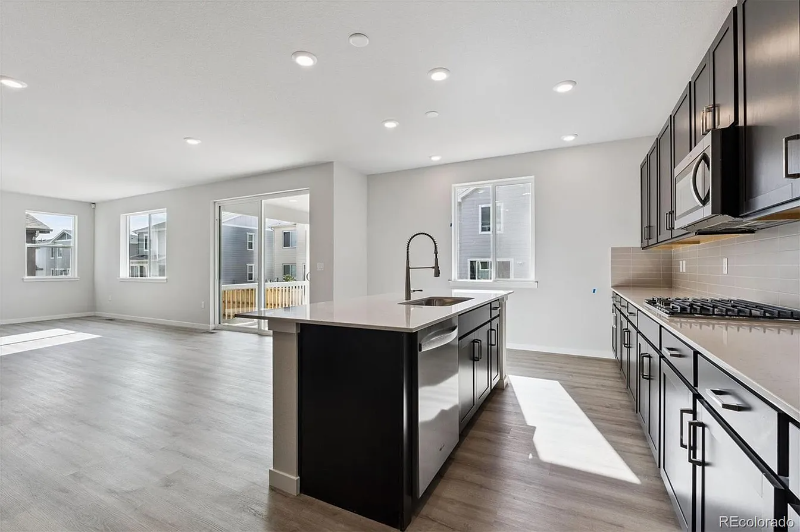 1390 Loraine Cir N - Photo 5 of 22