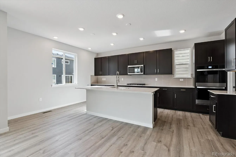 1390 Loraine Cir N - Photo 7 of 22