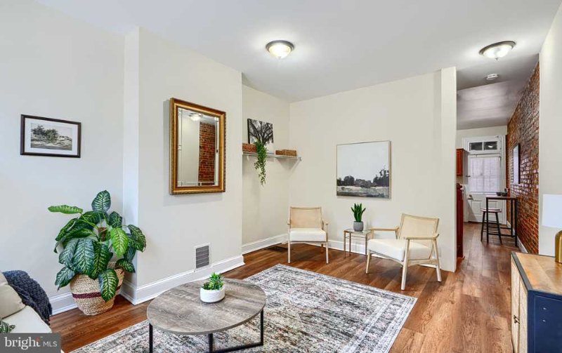 22 Parkin St - Photo 4 of 10