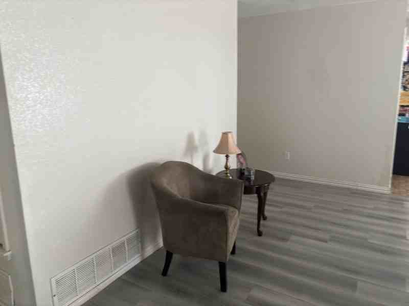 1103 Travis Cir - Photo 4 of 12