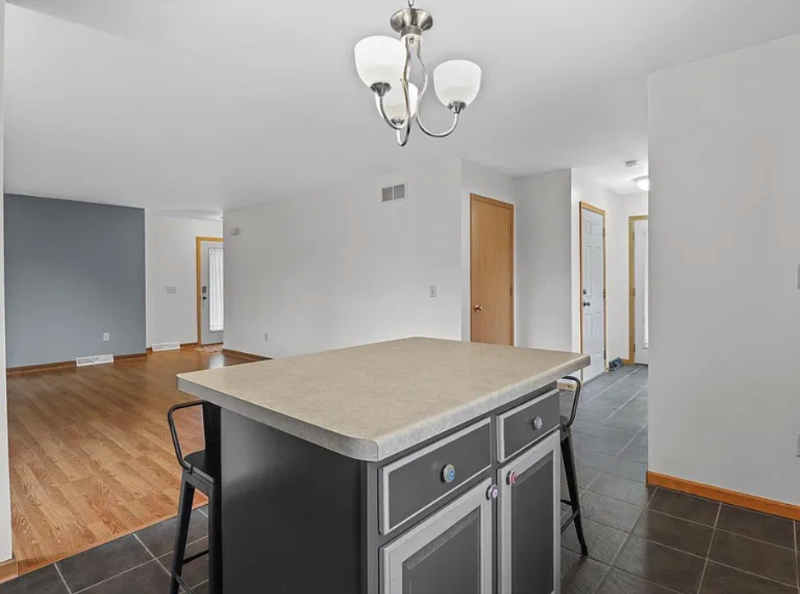 562 Lexington Dr - Photo 3 of 20