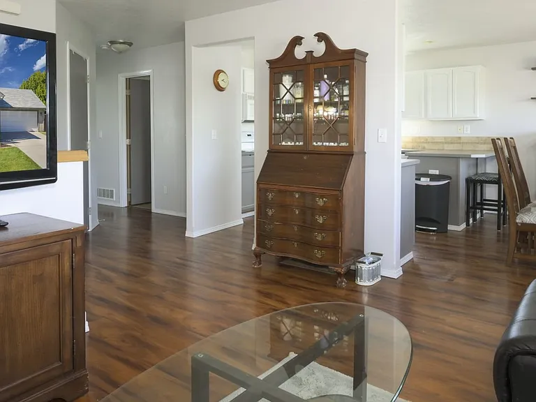 18609 E 11th Ave - Photo 5 of 7