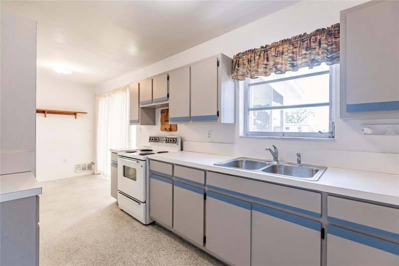 21307 Gladis Ave - Photo 3 of 4