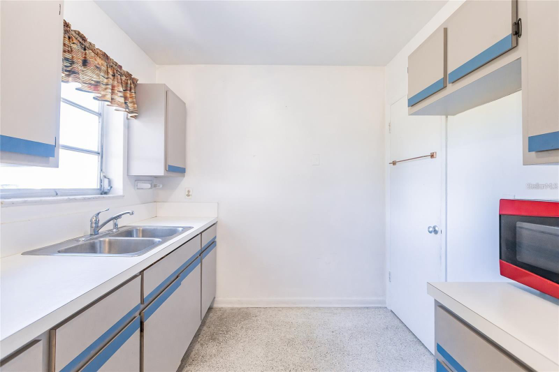 21307 Gladis Ave - Photo 4 of 4