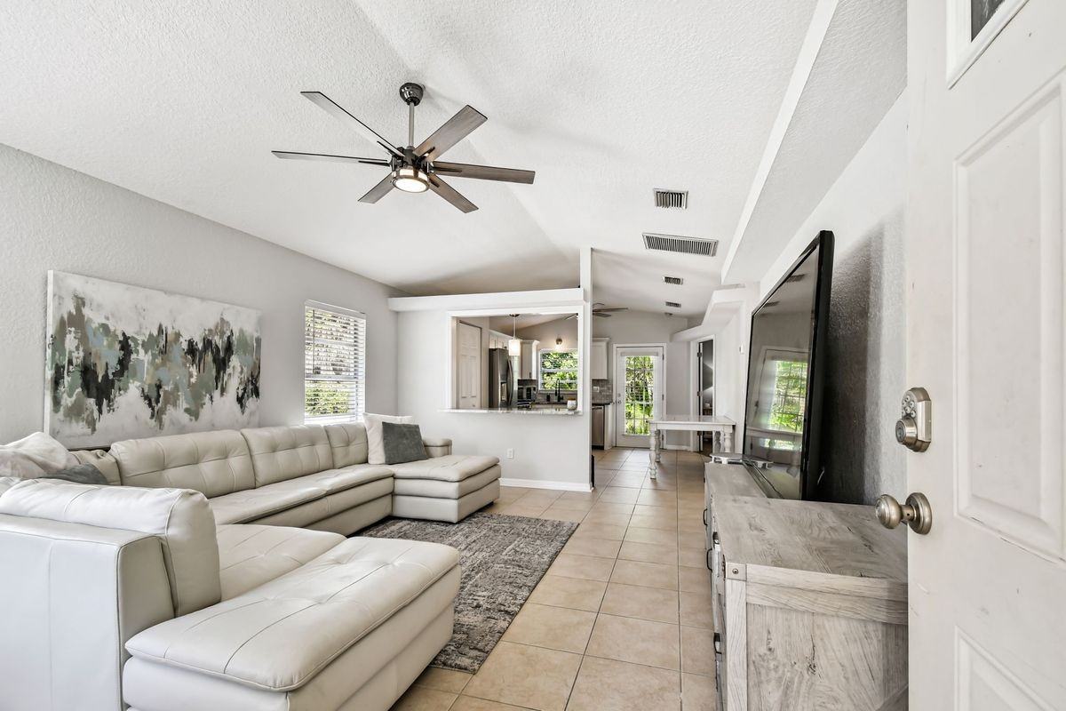 1763 Montana Ave Ne - Photo 2 of 18