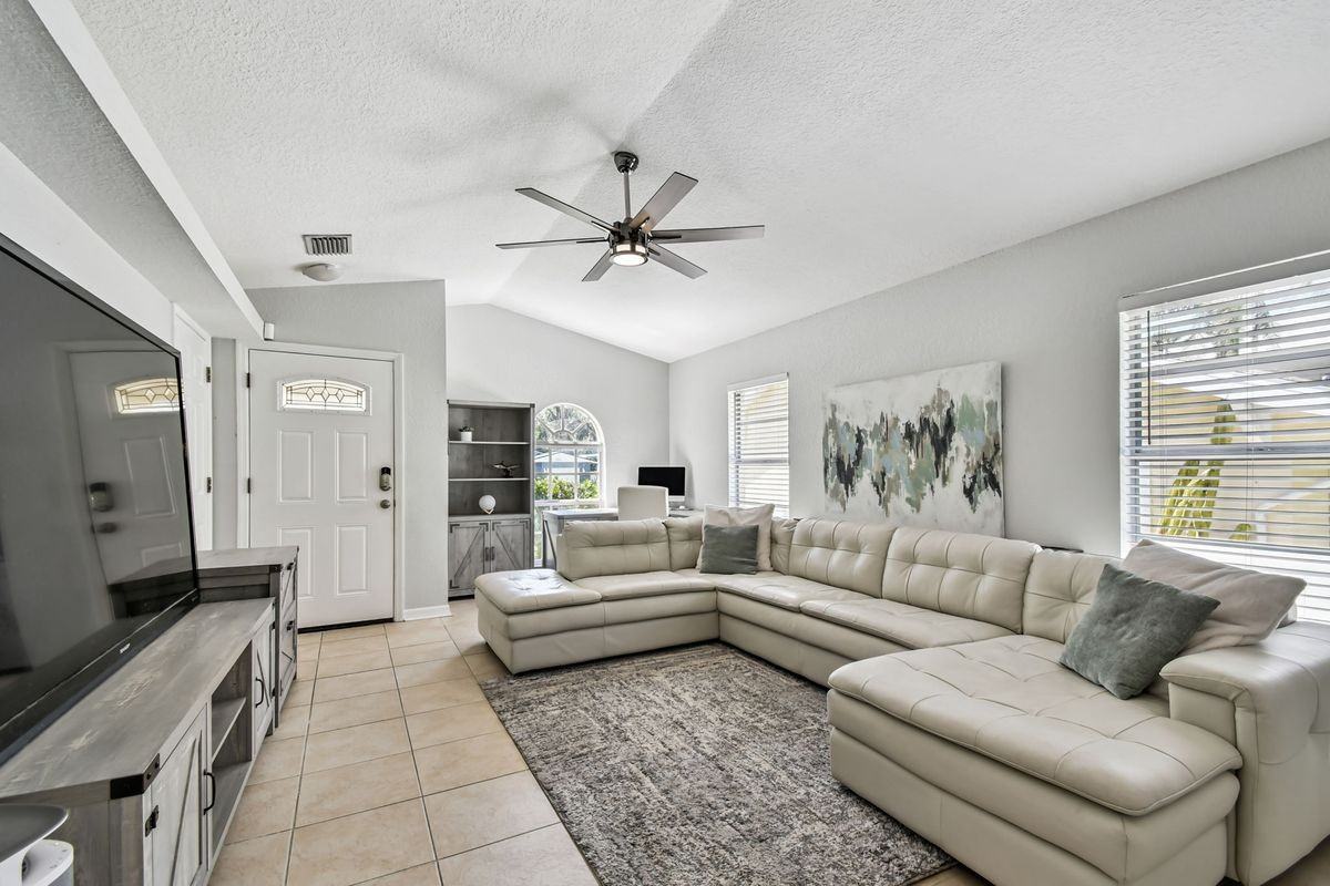 1763 Montana Ave Ne - Photo 3 of 18