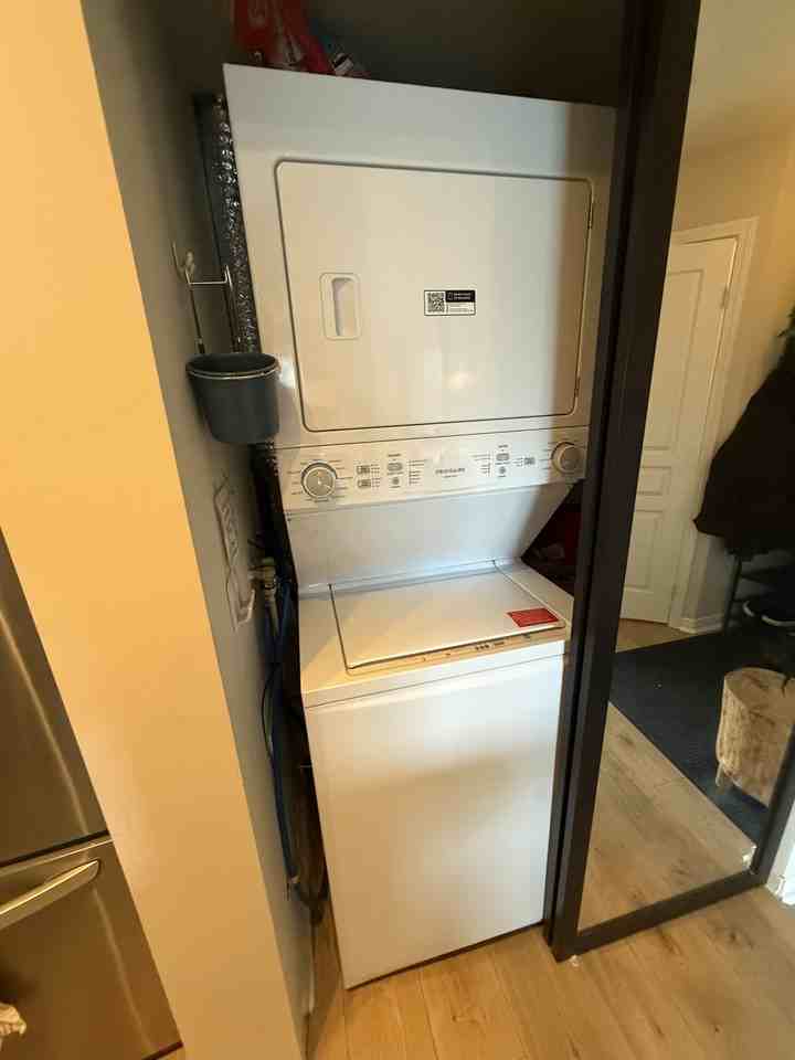 140 Bathurst St - Photo 3 of 16