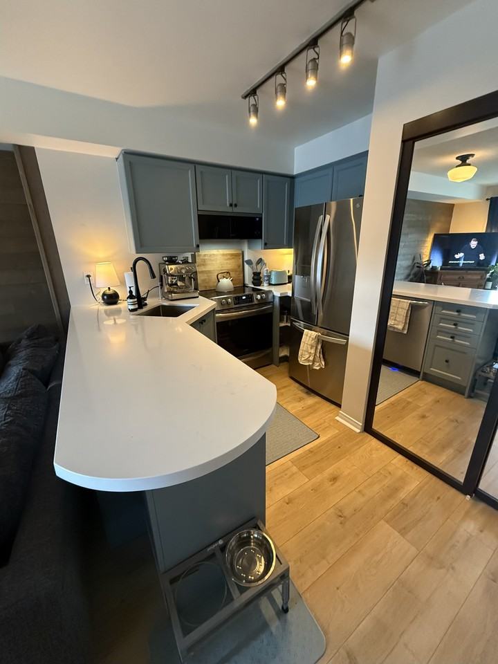 140 Bathurst St - Photo 4 of 16