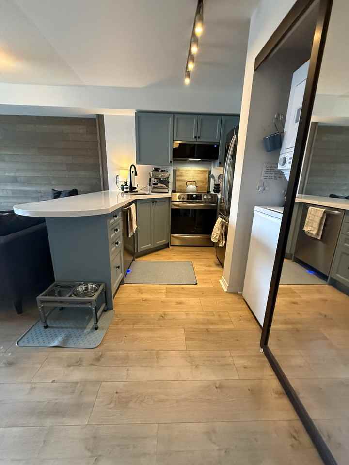 140 Bathurst St - Photo 5 of 16