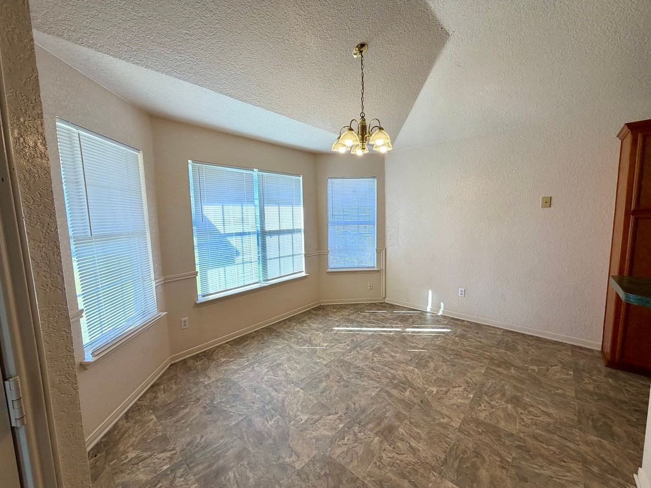 2202 Amethyst Dr - Photo 4 of 13