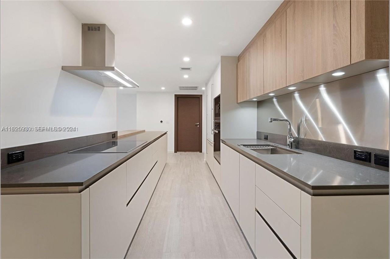 Brickell Plaza & SE 10th St - Photo 4 of 21