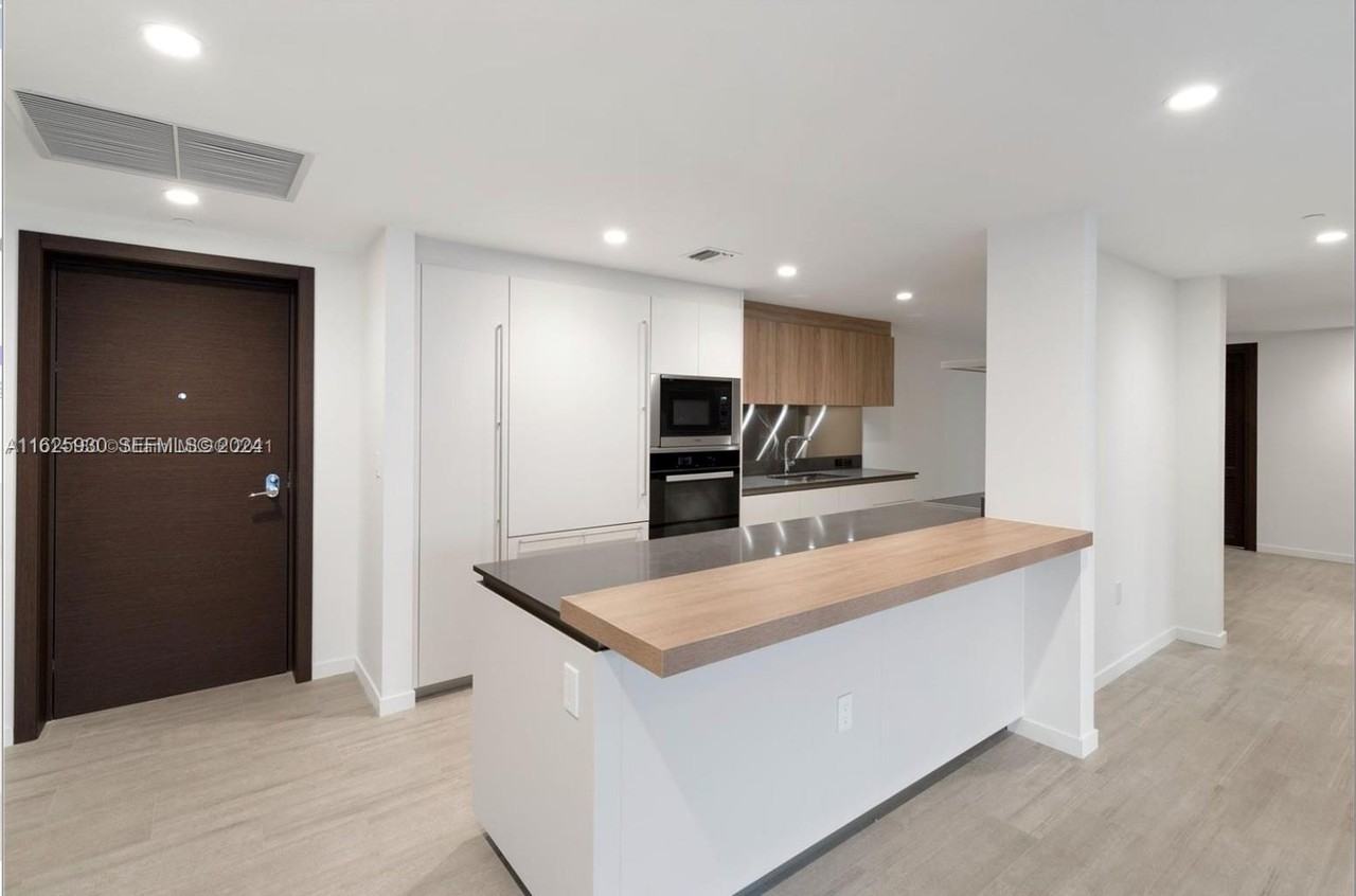 Brickell Plaza & SE 10th St - Photo 3 of 21