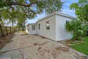 featured image of 2154 Henry St Ne #NA