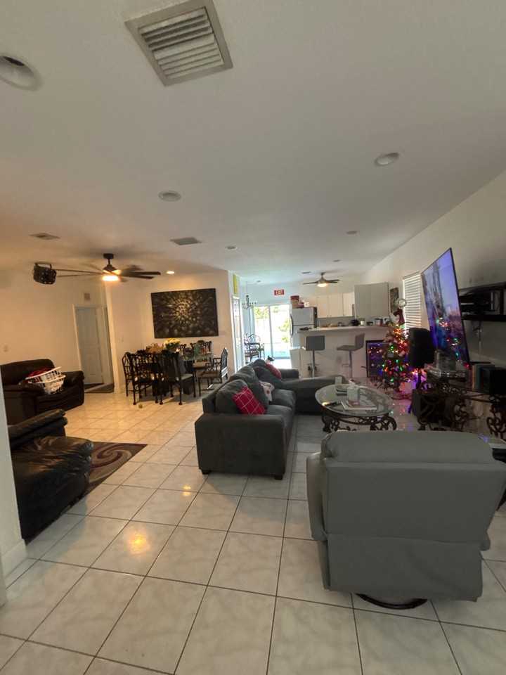 113 NW 33rd St - Photo 2 of 3