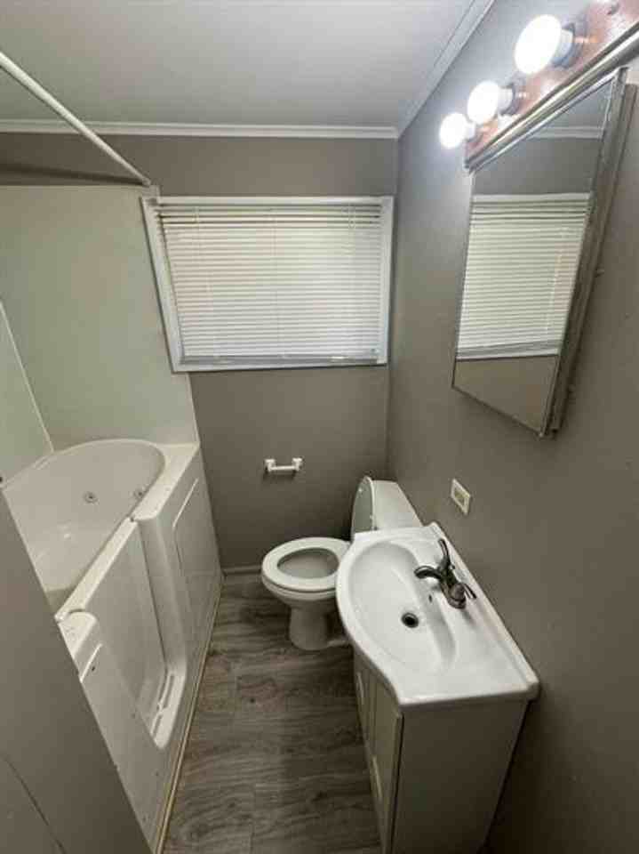 1102 N Lincoln Ave - Photo 2 of 10