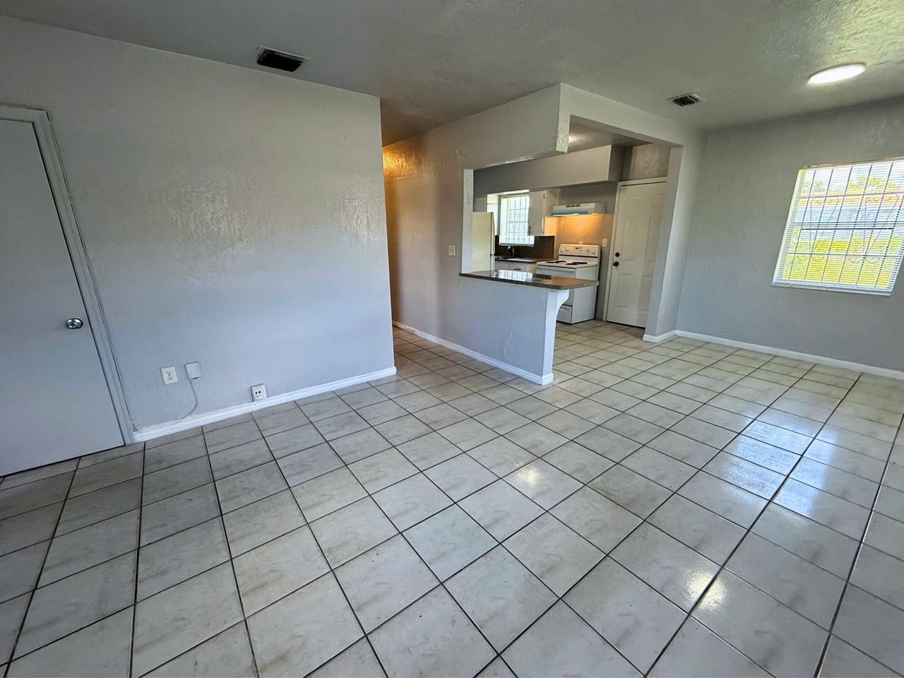 15330 Nw 31st Ave - Photo 3 of 23