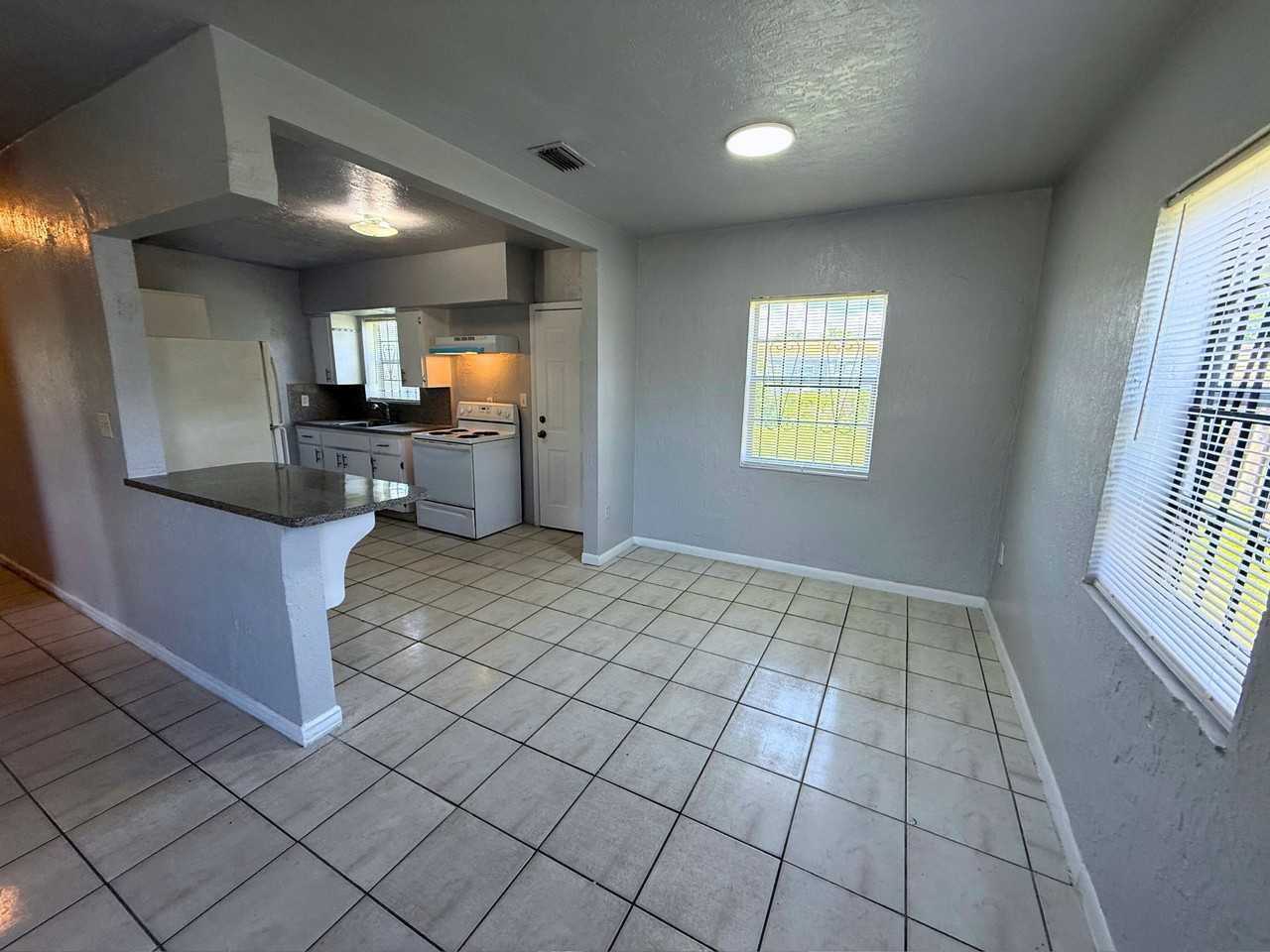 15330 Nw 31st Ave - Photo 4 of 23