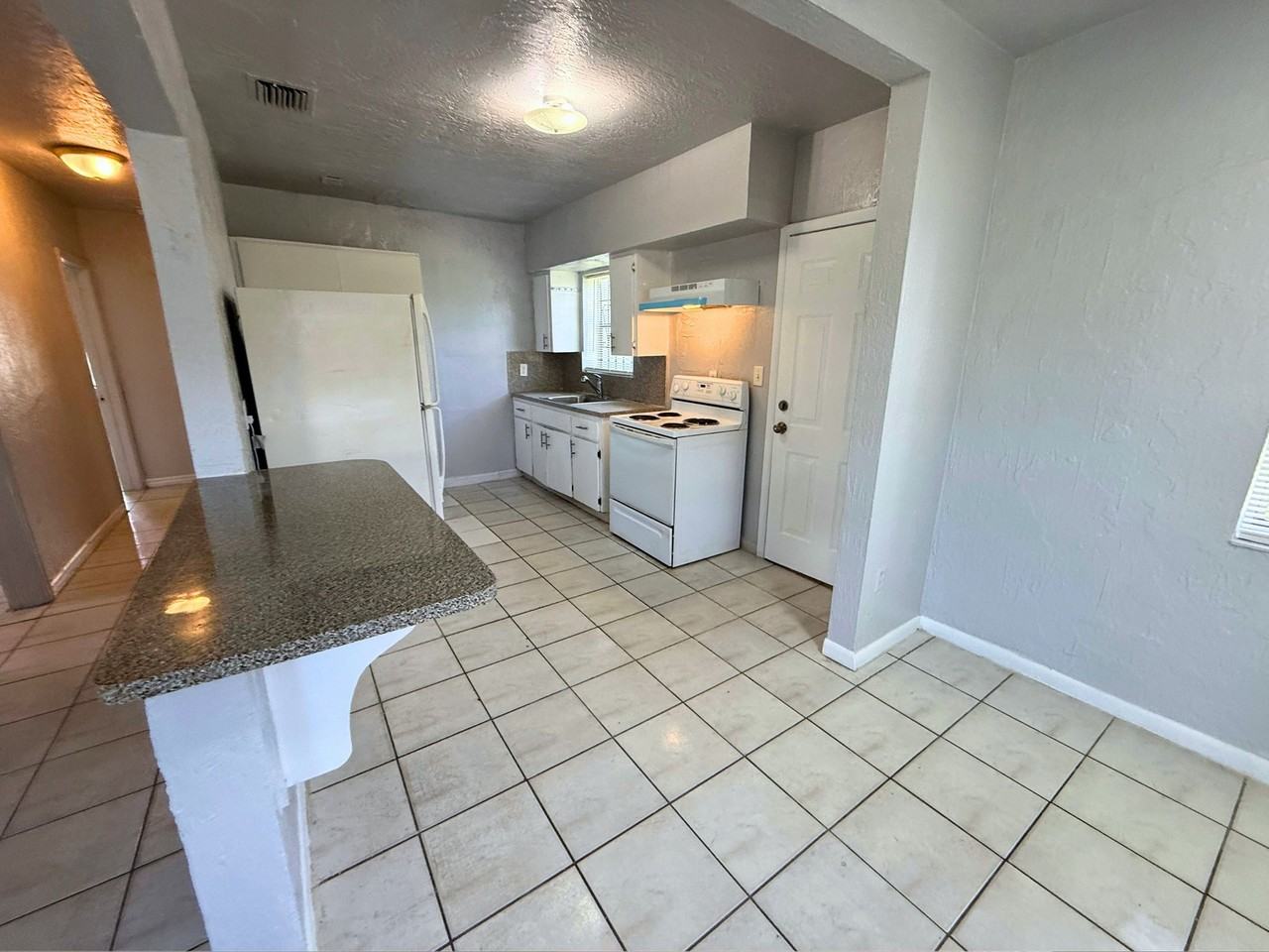 15330 Nw 31st Ave - Photo 5 of 23