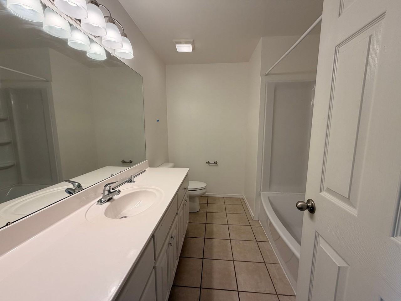 2103 S Verona Ave - Photo 2 of 8