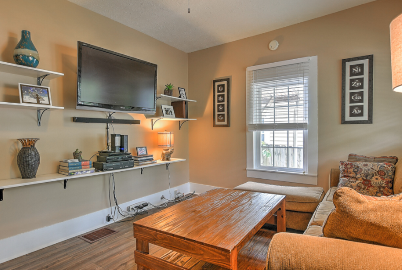 433 W Poplar St - Photo 2 of 9