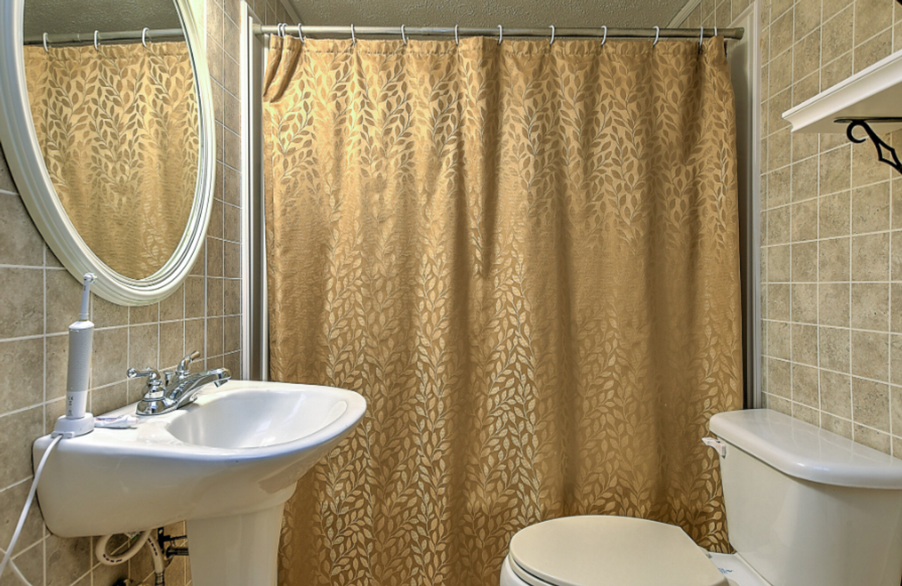 433 W Poplar St - Photo 4 of 9