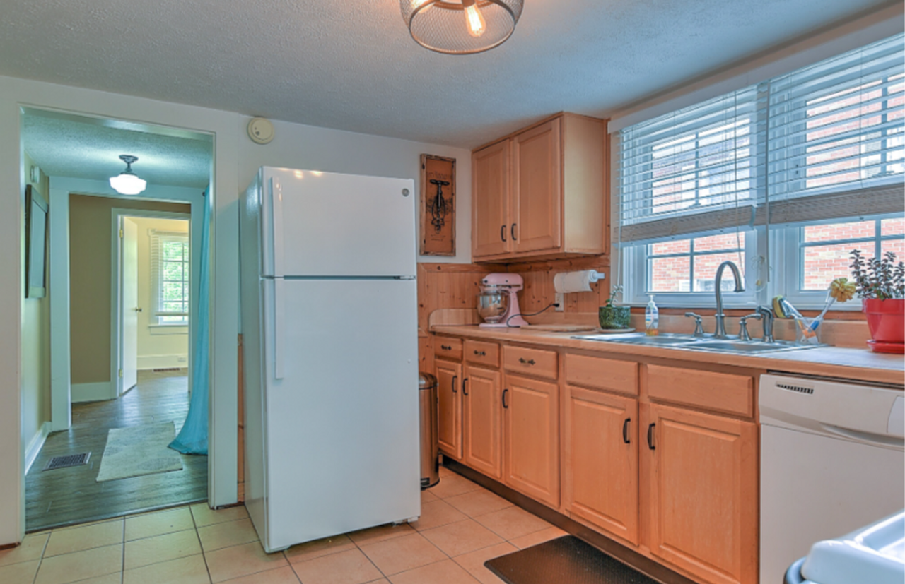 433 W Poplar St - Photo 7 of 9