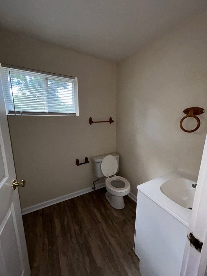 108 Banks St - Photo 7 of 12