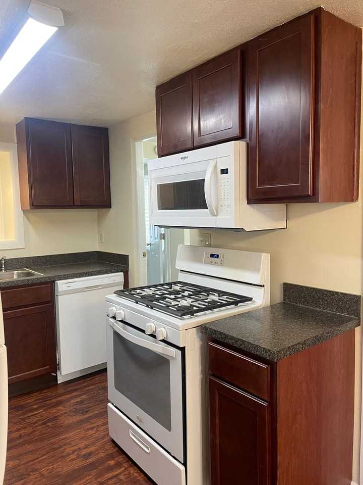 1144 Prince Dr - Photo 5 of 18