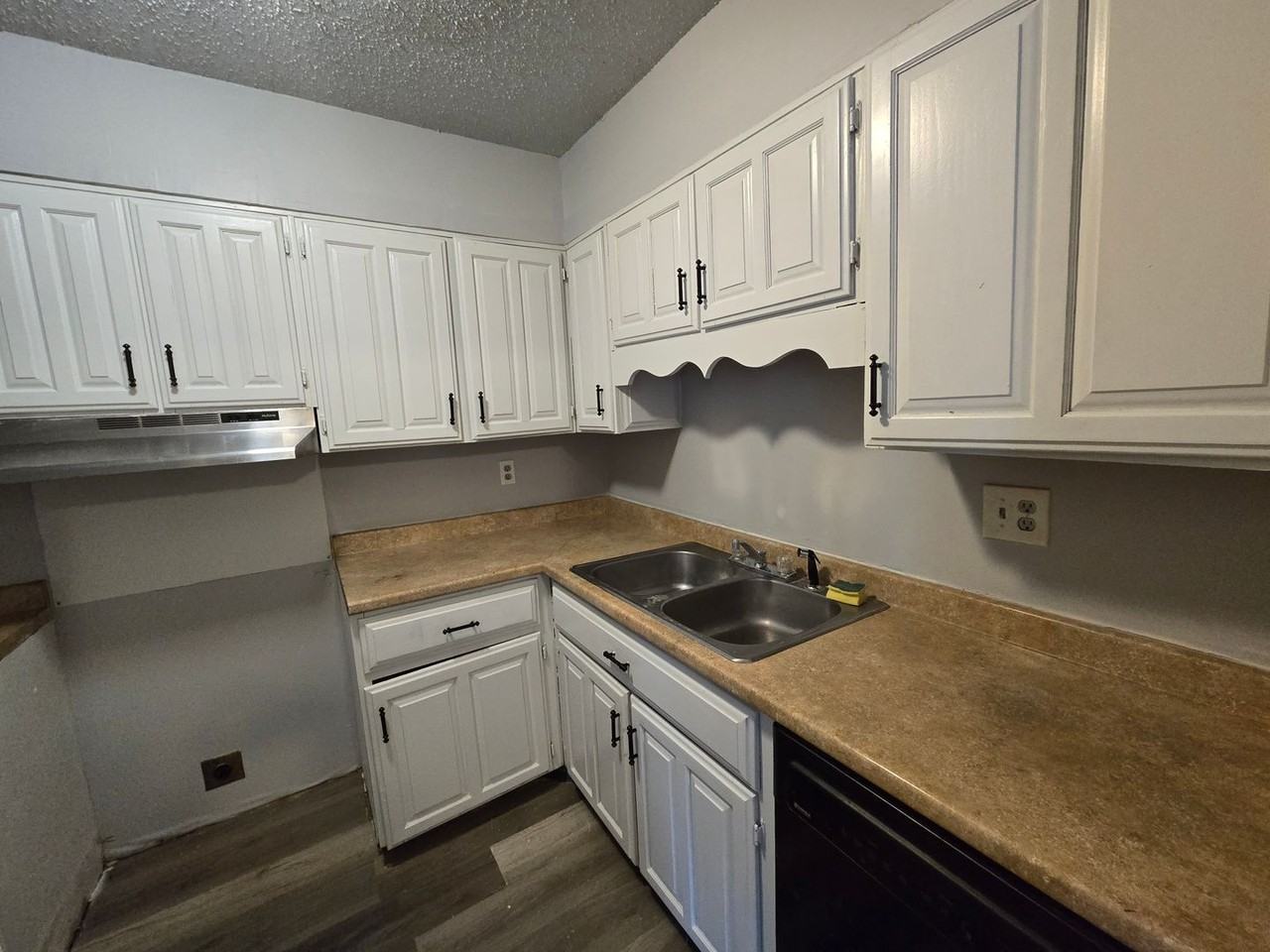 2874 S Mendenhall Rd - Photo 6 of 10