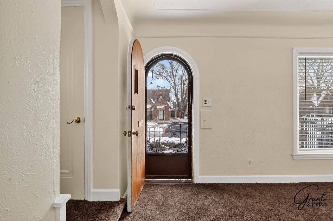 17153 Mansfield St - Photo 2 of 25