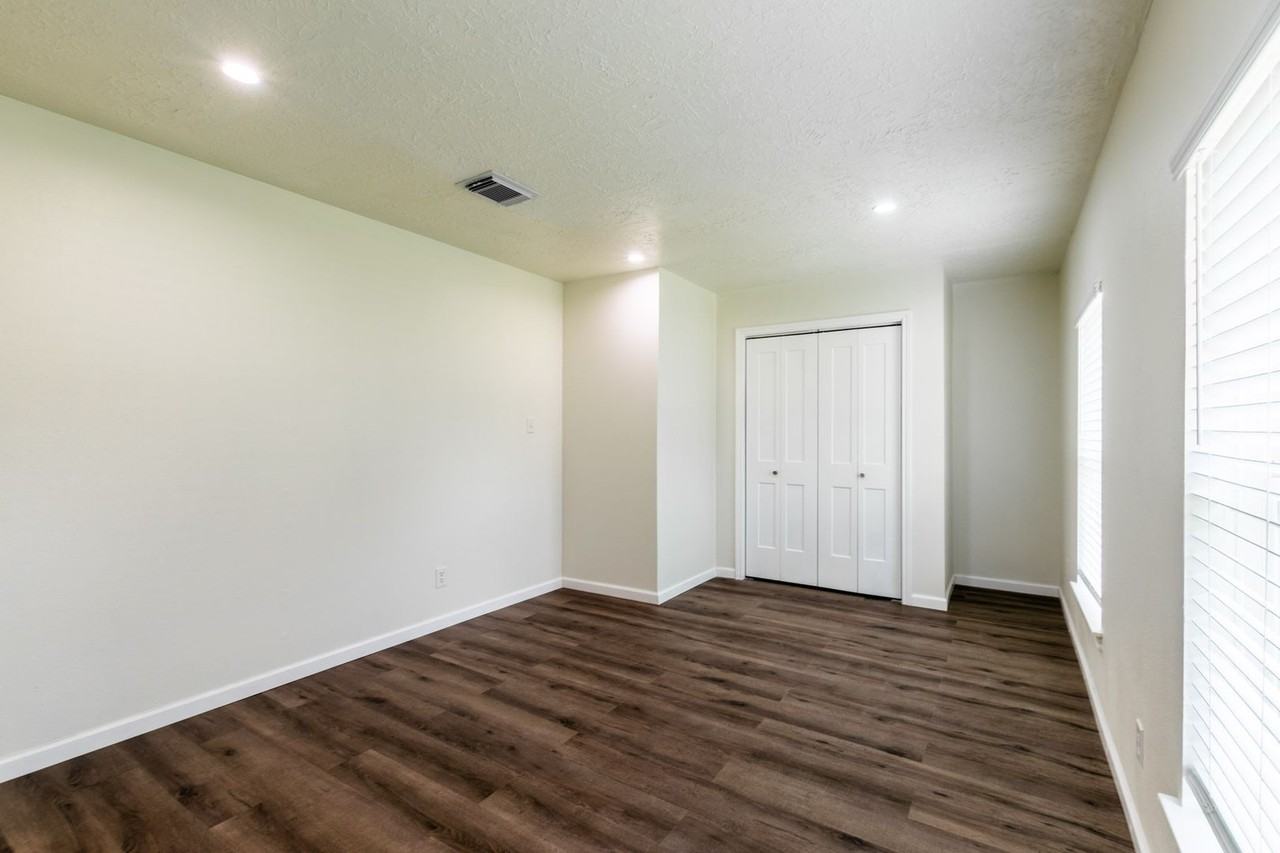 9646 Springview Ln - Photo 3 of 30