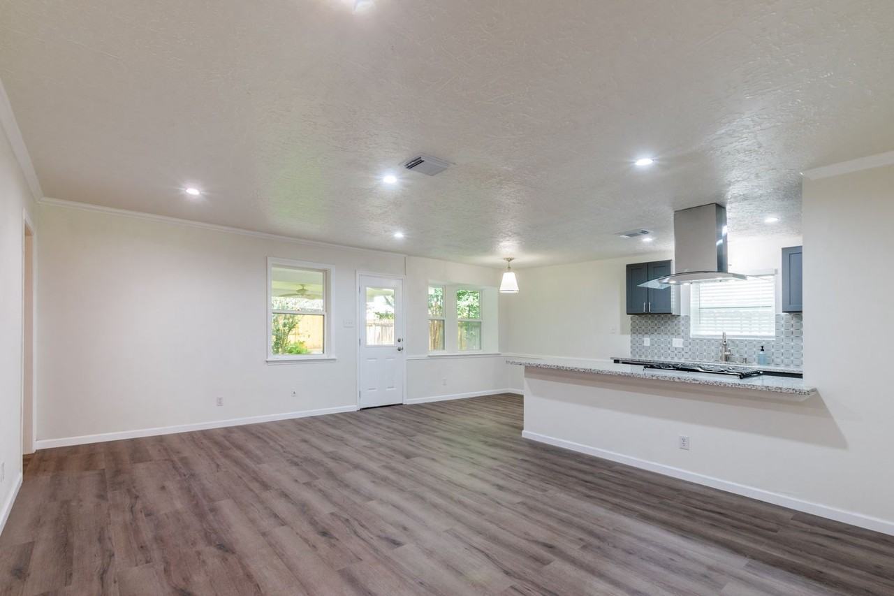 9646 Springview Ln - Photo 6 of 30