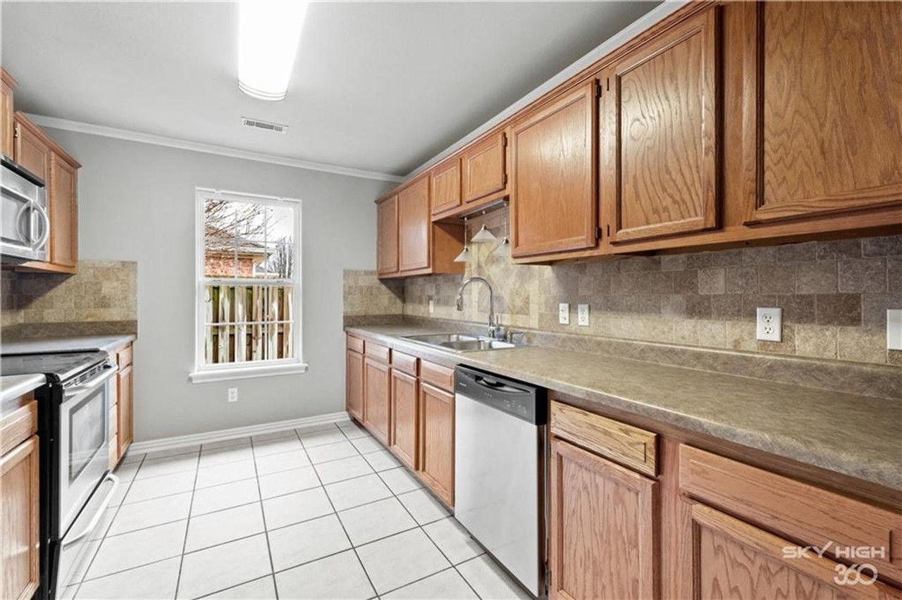 3803 Sw Carriageway Ave - Photo 6 of 28