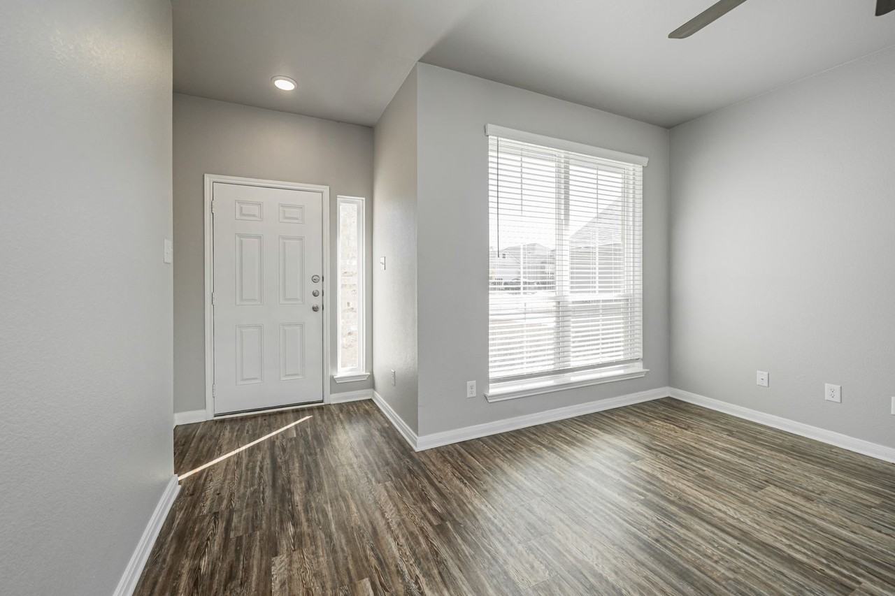 507 Fallbrook Dr - Photo 3 of 50