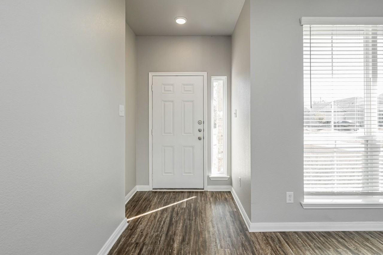 507 Fallbrook Dr - Photo 4 of 50