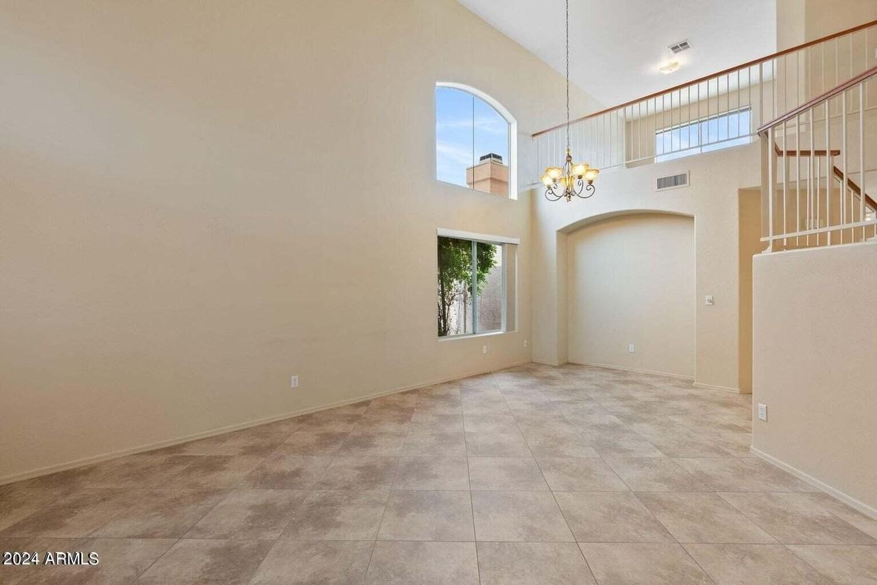 17605 N 2nd Ave - Photo 4 of 11