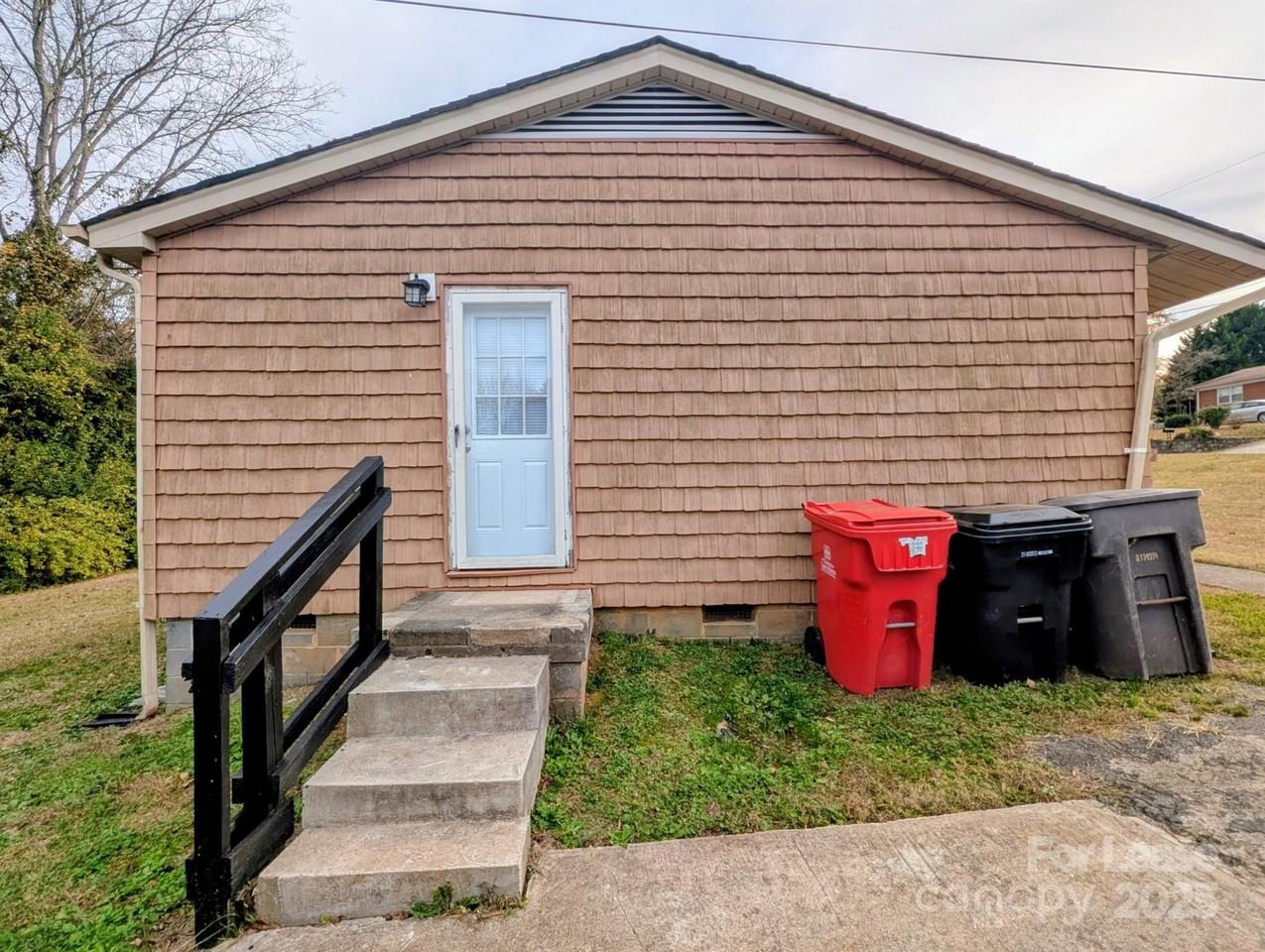 216 Lakeside Ave - Photo 3 of 10