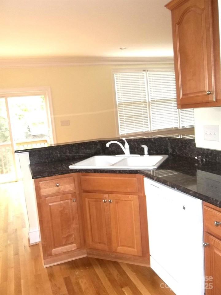 1830 Hall Ave - Photo 5 of 23