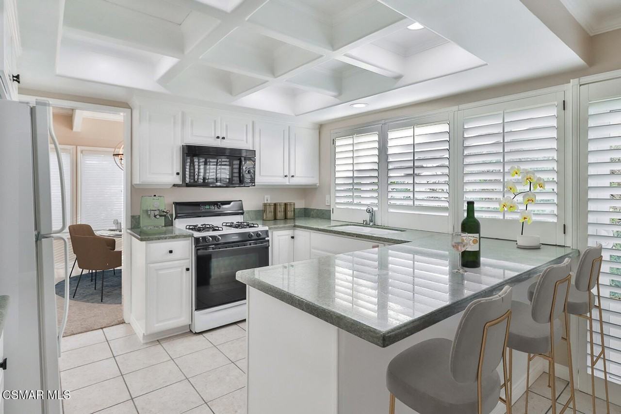 1046 Barrow Ct - Photo 6 of 21