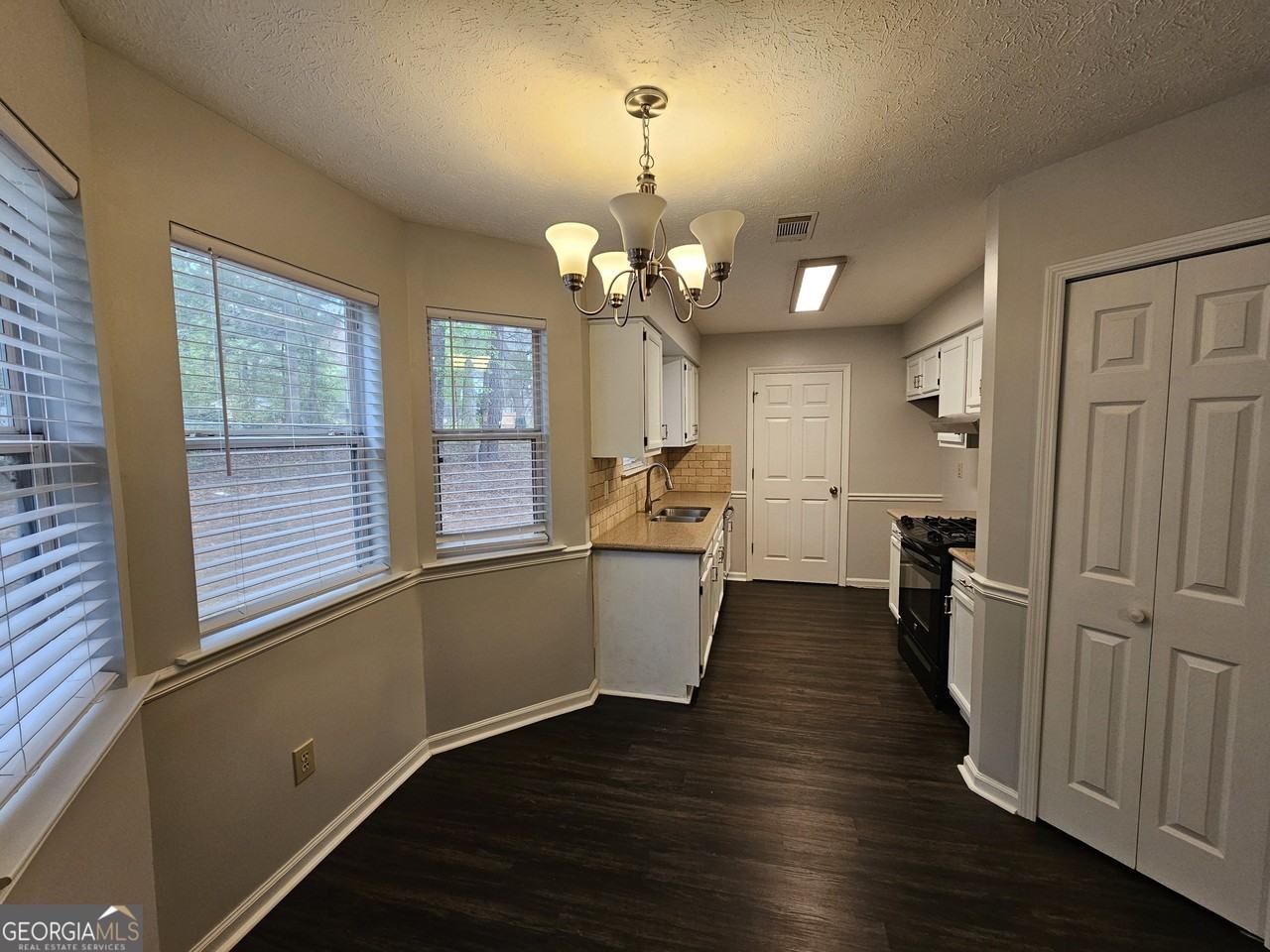 40 Peachtree Way - Photo 3 of 15