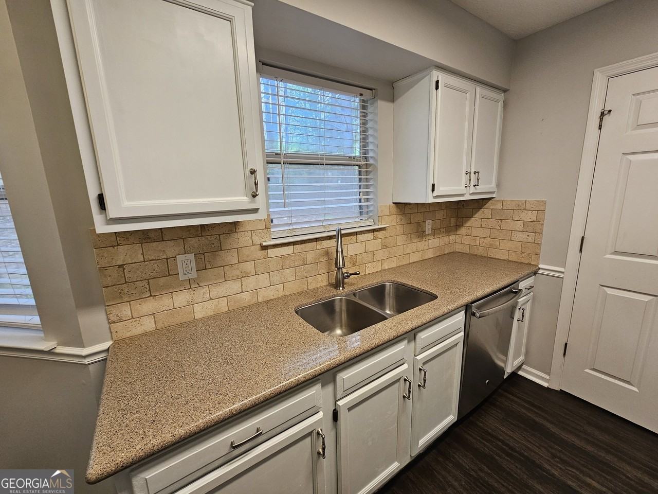 40 Peachtree Way - Photo 5 of 15