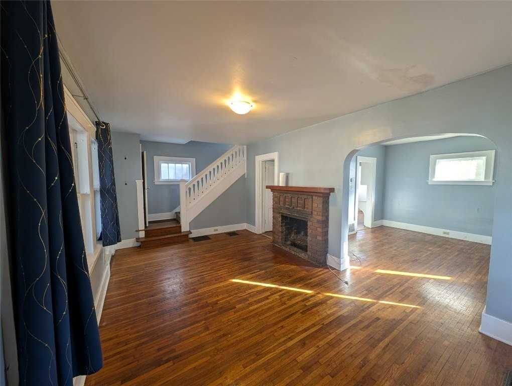 1675 W 9th St - Photo 2 of 7