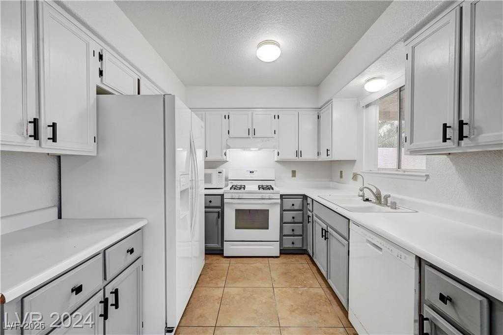 8061 Draco Cir - Photo 2 of 20