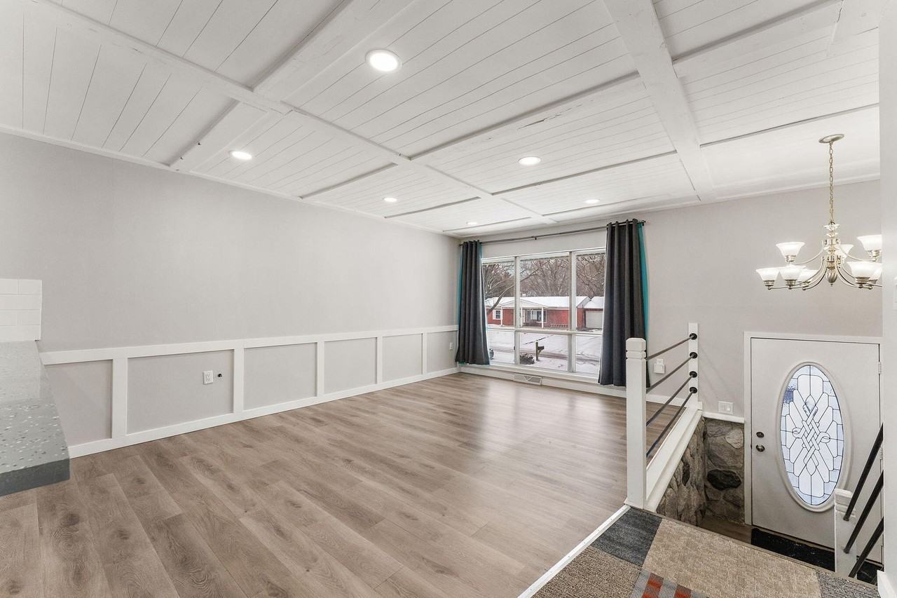 2602 Oakwood Dr - Photo 2 of 25