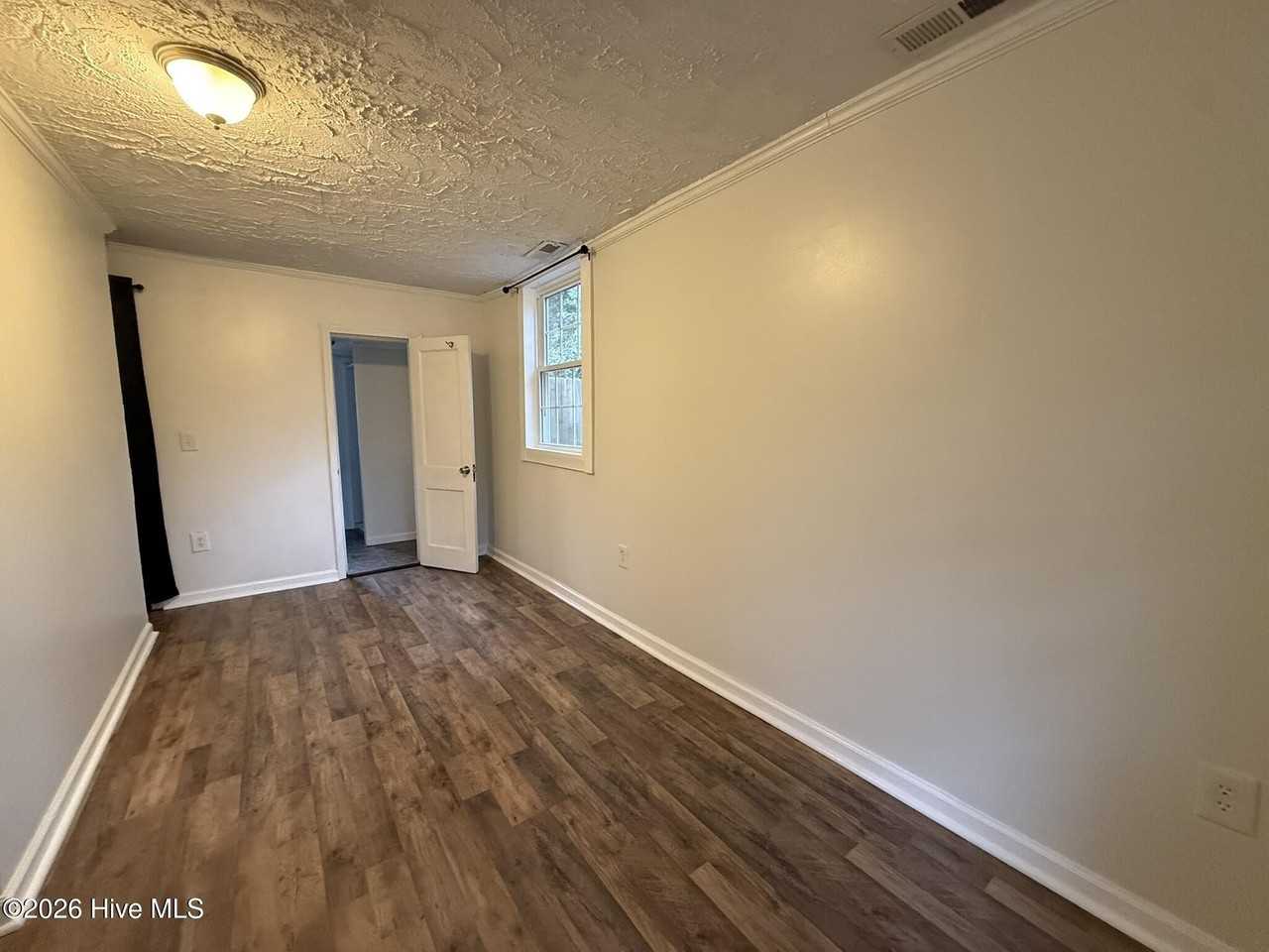 235 N Pecan St - Photo 5 of 18