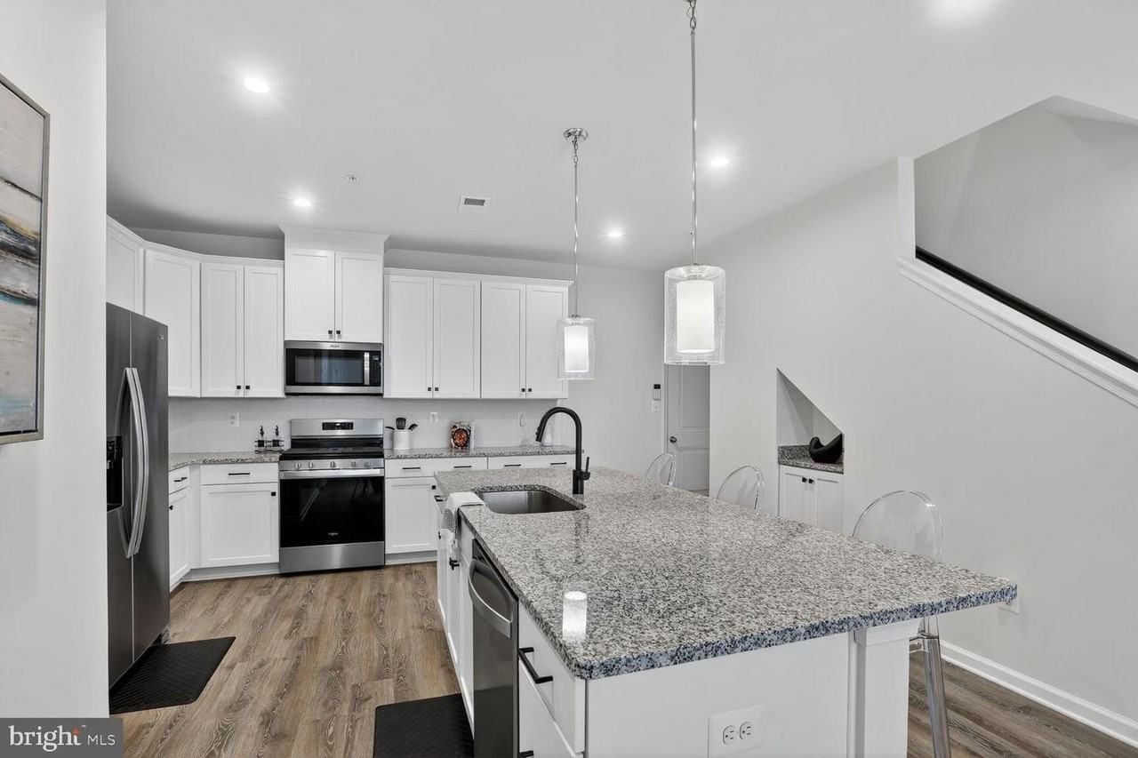 9427 James Macgowan Ln - Photo 2 of 18