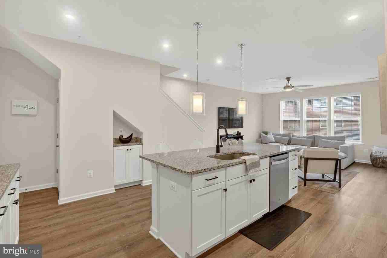 9427 James Macgowan Ln - Photo 4 of 18