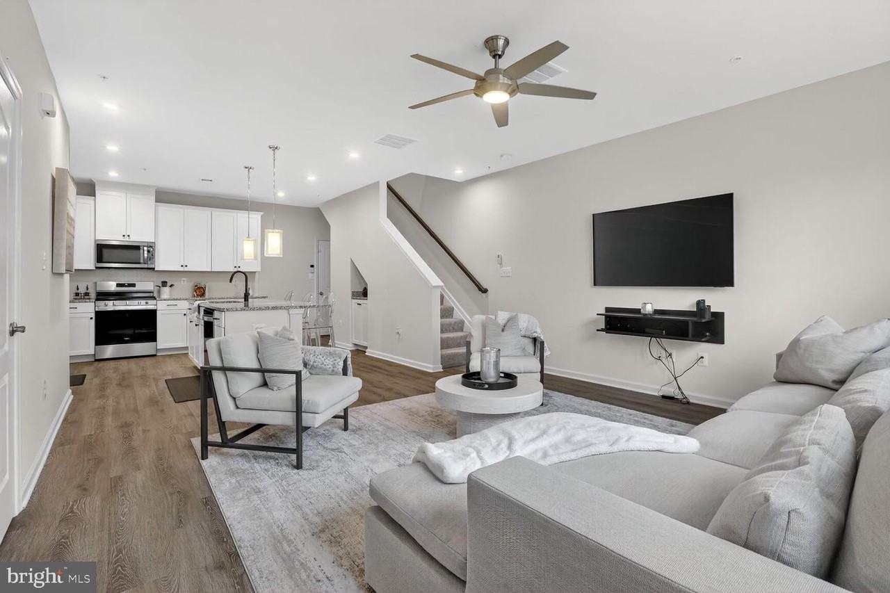 9427 James Macgowan Ln - Photo 6 of 18