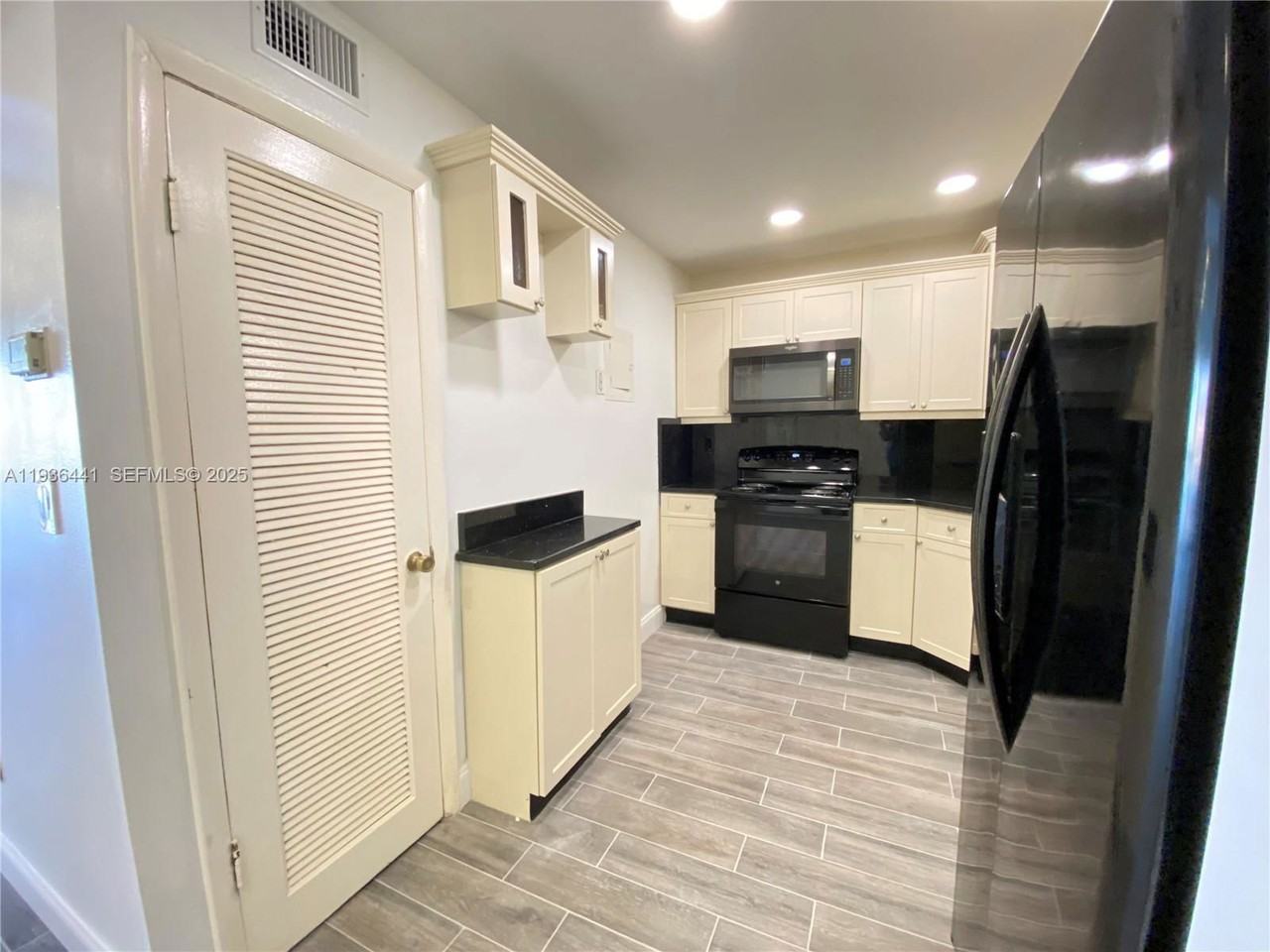 17051 Ne 35th Ave #208 - Photo 6 of 8